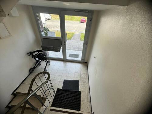 Hauseingang / Treppenhaus - 