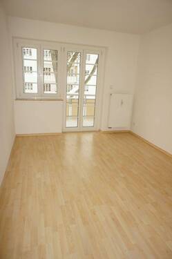 Wohnzimmer - 1. OG - Balkon große Küche Bad mit Dusche frei ab 1.9.