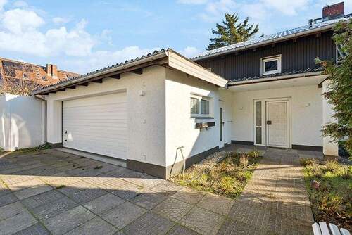 Hauseingang und Doppelgarage - 