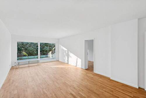 Wohnzimmer mit Zugang zur Terrasse - 7 Zimmer Einfamilienhaus zum Kaufen in Berlin