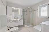 Bad mit Dusche im EG - 