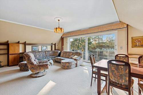 Wohnzimmer mit Zugang zum Balkon im OG - 