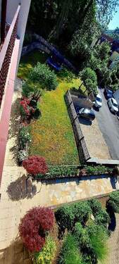 Blick - Parkplatz / anschließend 2. Grundstück mit Baugenehmigung. - 