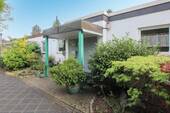 Vorderansicht - Bungalow mit Garten, Terrasse, Grillplatz, ausgebautem Keller und Garage in gepflegter Nebenstraße!