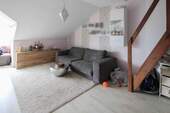 Wohnzimmer mit Aufgang in das ausgebaute Dachgeschoss - 