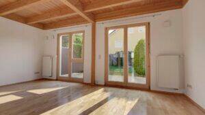 Wohnzimmer - ROGERS: Helles Reihenhaus mit sichtbaren Holzbalken und Garten