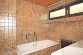 Bad mit Badewanne, Dusche, Doppelwaschtisch, Bidet und WC - 