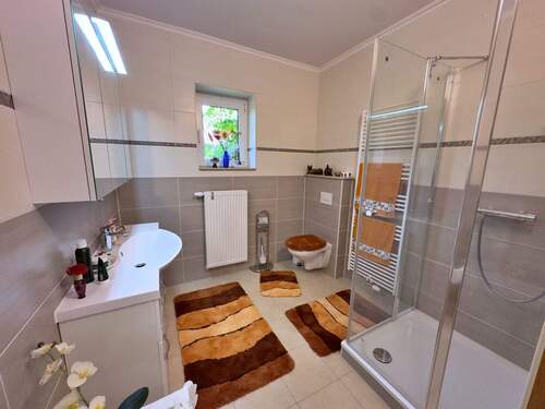 Bad mit Dusche - Doppelhaushälfte mit 124,00 m&sup2; in Prötzel zum Kaufen