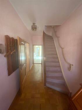 Flur EG mit Treppen-Aufgang - Mehrfamilienhaus, Wohnhaus mit 118,00 m&sup2; in Bremen zum Kaufen