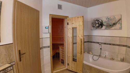 Badezimmer mit Sauna Tür - 
