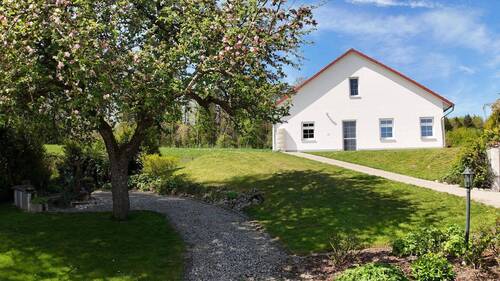 Ostseite mit Brunnen - Einfamilienhaus mit 230,00 m² in Dentlein am Forst zum Kaufen