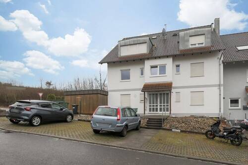 Vorderansicht - Solides Mehrfamilienhaus in Karlsbad