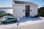 Mehrere gepflegte Parkmöglichkeiten direkt vor dem Wohnhaus - Etagenwohnung mit 95,00 m&sup2; in Trogir zum Kaufen