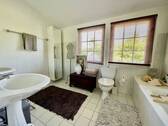 Helles Badezimmer mit Tageslicht - 