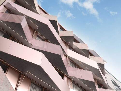 JOUX AM TACHELES Fassade mit blauem Himmel - Etagenwohnung mit 60,80 m² in Berlin zum Kaufen
