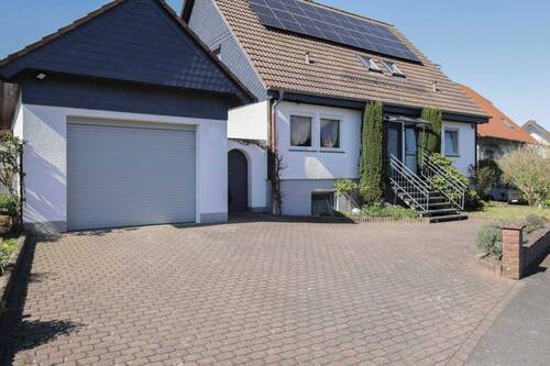 01_Front - Naturnah wohnen, flexibel nutzen: Großzügiges EFH mit Gartenidylle und Potenzial in Grebenhain