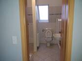 Bad mit Dusche und Fenster - 