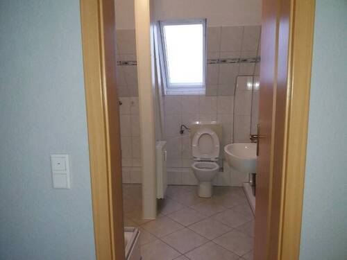 Bad mit Dusche und Fenster - 