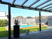 Terrasse mit Blick zum Pool - 
