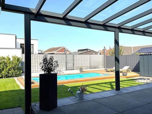 Terrasse mit Blick zum Pool - 