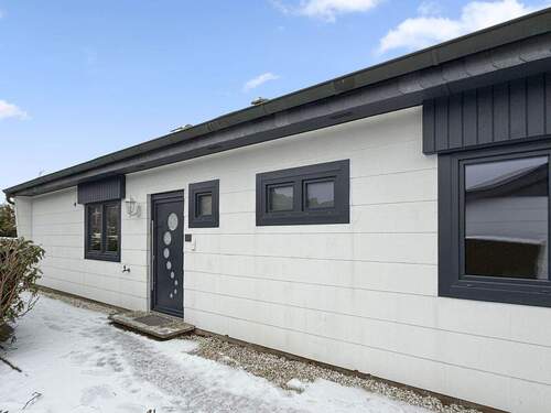 Separater Hauseingang mit modern gestalteter Eingangstür - 