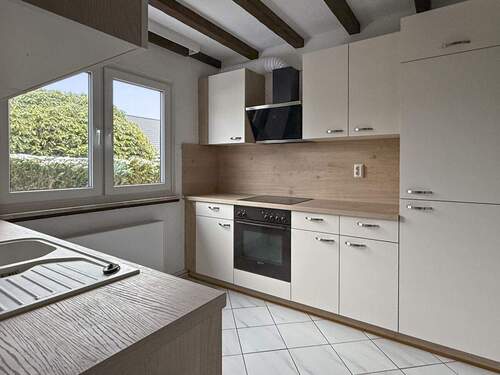 Moderne Einbauküche mit funktionaler Ausstattung - 