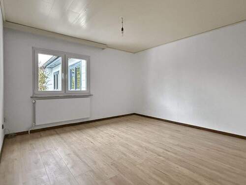 Helles Schlafzimmer mit ruhiger Atmosphäre und großzügiger Stellfläche - 