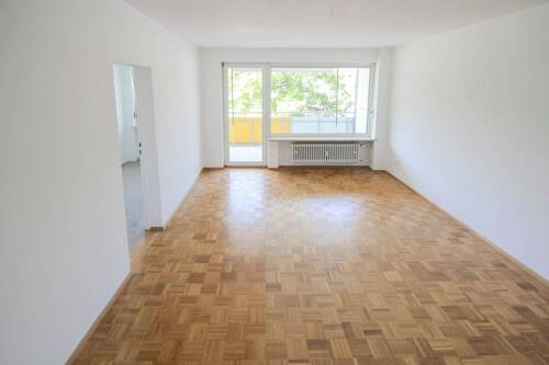 Wohnzimmer - Schöne 2-Zi.-Whg. in zentraler Lage mit Westbalkon und Garage