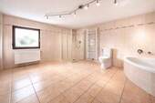 EG Großzügiges Badezimmer - 