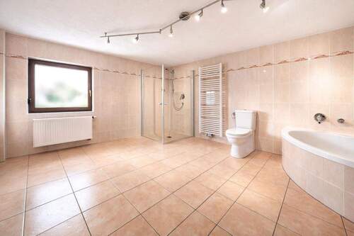 EG Großzügiges Badezimmer - 