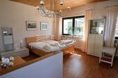 Freundlichen uns helles Schlafzimmer - 
