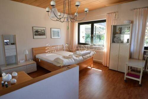 Freundlichen uns helles Schlafzimmer - 