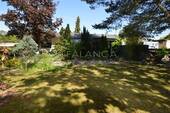 Garten mit Blick auf Haus und Terrasse - 5 Zimmer Bungalow in Mainz / Mombach