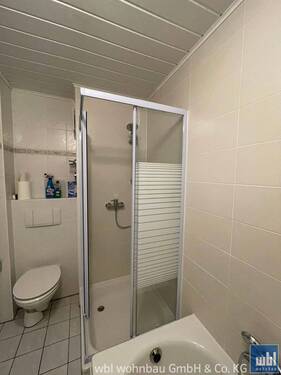 Bad mit Wanne und Dusche - 