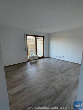 Wohnzimmer mit Balkon - 2 Zimmer Etagenwohnung in Waldheim