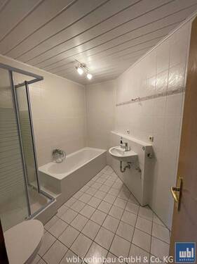 Bad mit Wanne und Dusche - 