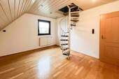 OG Kinderzimmer mit Dachbodenzugang - 