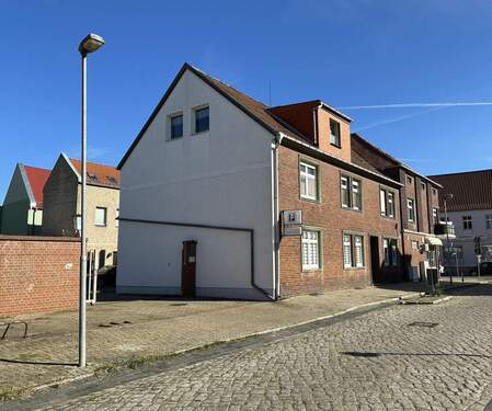 Seitenansicht - 1 Zimmer Mehrfamilienhaus, Wohnhaus zum Kaufen in Genthin