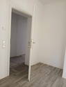 Eingangsbereich mit Garderobe - Neuwertige 4-Zimmerwohnung mit Terrasse - ideal für kleine Familie, Paar oder Berufstätigen-WG