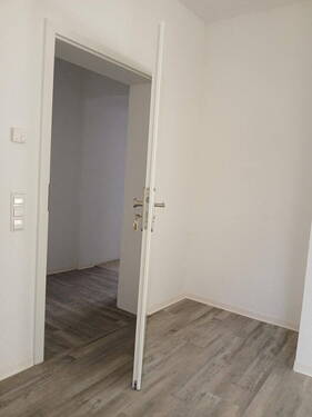 Eingangsbereich mit Garderobe - Neuwertige 4-Zimmerwohnung mit Terrasse - ideal für kleine Familie, Paar oder Berufstätigen-WG