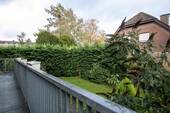 Balkon mit Blick in den Garten - 