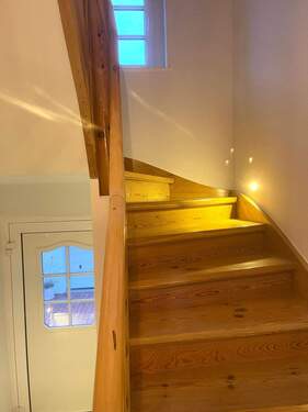 Holztreppe mit LED Beleuchtung - 
