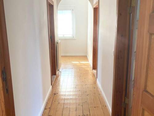 Flur mit Holzdielen im OG - 