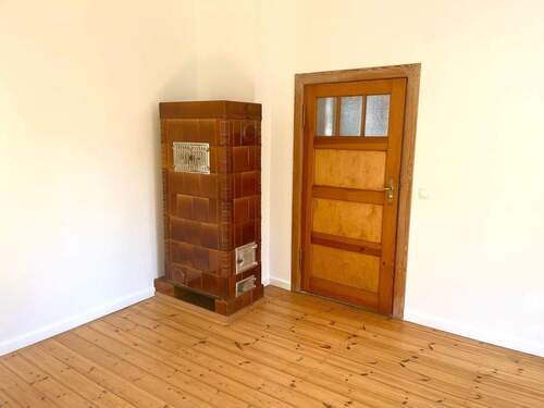 Zimmer mit Kachelofen im OG - 
