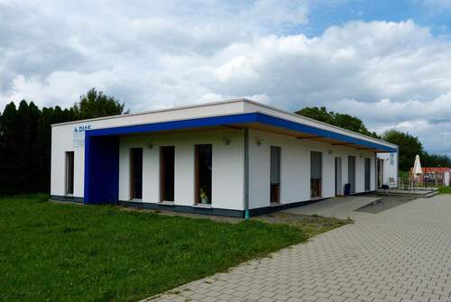 Gebäude - RESERVIERT - Modernes und vielseitiges Bürogebäude mit großzügigem Grundstück