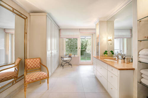 Großzügiges Bad mit Balkon - 
