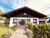 1. Hausansicht - *** Schwarzwald-Stil in der Eifel *** Landleben *** Bungalow-Einfamilienhaus *** Ferienhaus*** sehr gepflegt *** Nahe A60 *** RUHE * NATUR