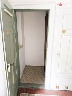 Abstellraum auf halber Treppe - 