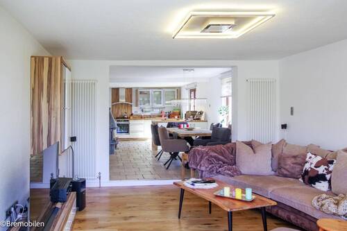 Wohn-/Esszimmer mit offener Küche - 