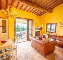 Lajatico ! Ansprechende Wohnung mit Gemeinschaftspool und Garten I Immobilie Toskana